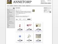 Annetorp en butik i gårdsmiljö med lantlig inredning och presenter som skålar, smycken, praliner och LW-Design