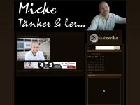 Micke tänker och ler...